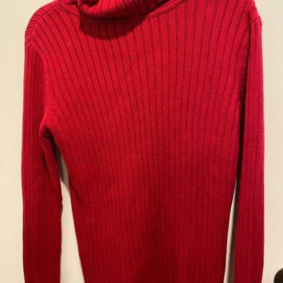 Beautiful red sweater - Picture 2 of 4